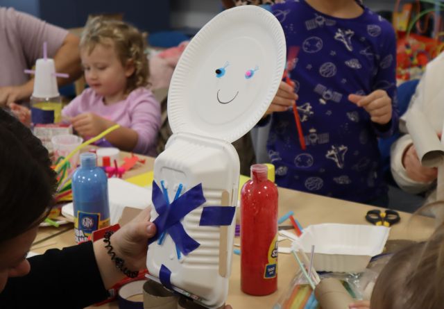 robot zrobiony z materiałów recyklingowych