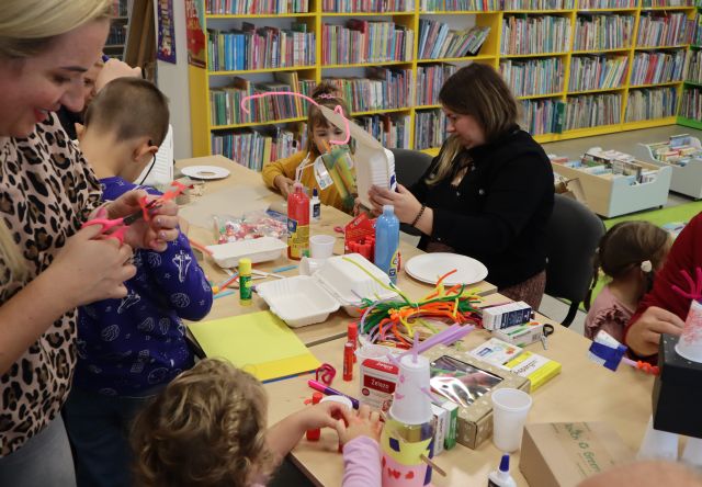 dzieci i rodzice robią roboty