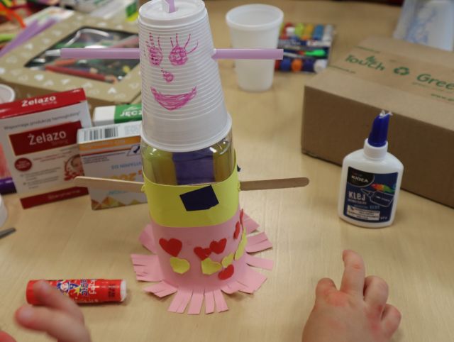 robot wykonany z materiałów recyklingowych