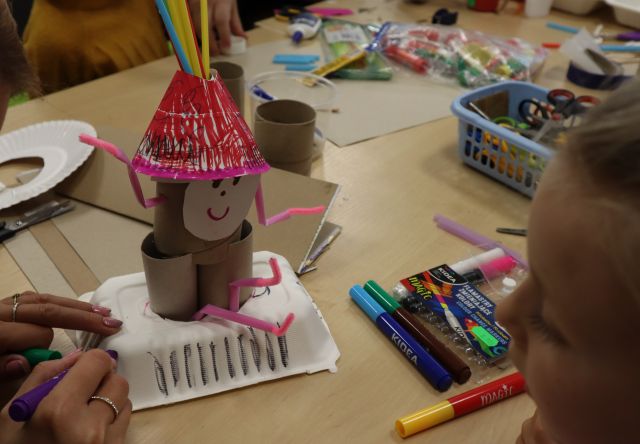 robot wykonany z materiałów recyklingowych