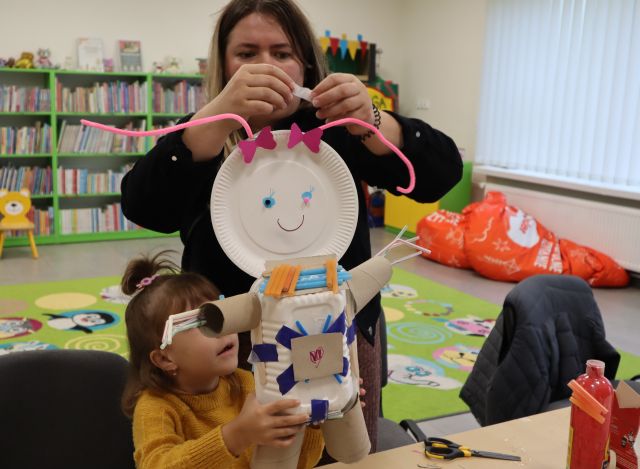 robot z materiałów recyklingowych