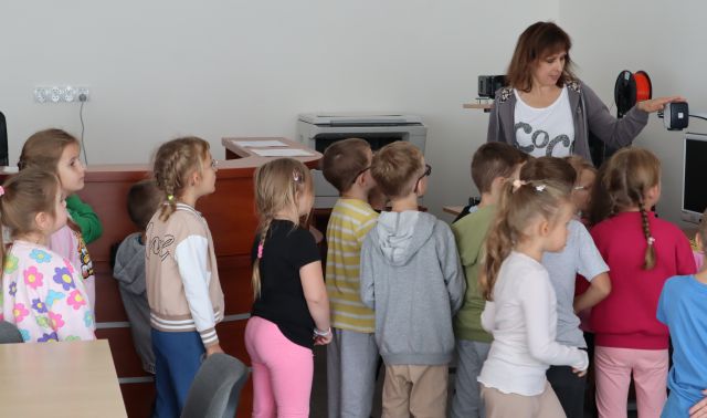 przedszkolaki oglądają salę komputerową
