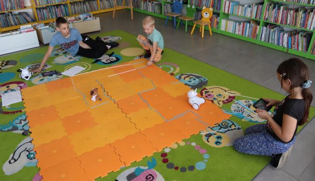 3 dzieci steruje przy użyciu tabletów robotami Photon