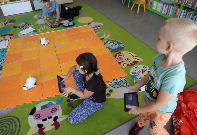 3 dzieci steruje przy użyciu tabletów robotami Photon