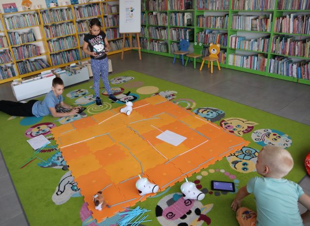 3 dzieci steruje przy użyciu tabletów robotami Photon