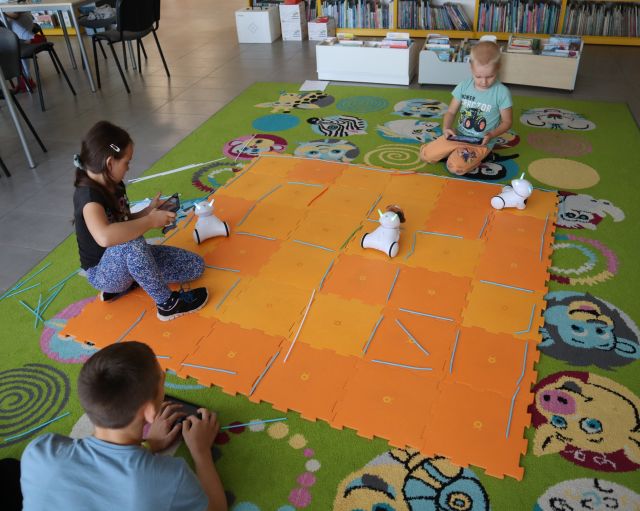 3 dzieci steruje przy użyciu tabletów robotami Photon