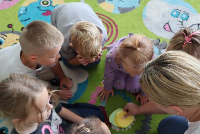 dzieci układają kropki