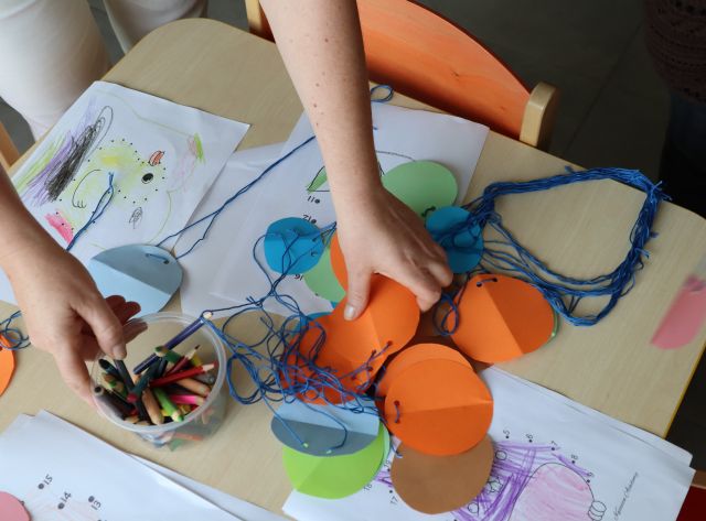 na stole kartki i medale