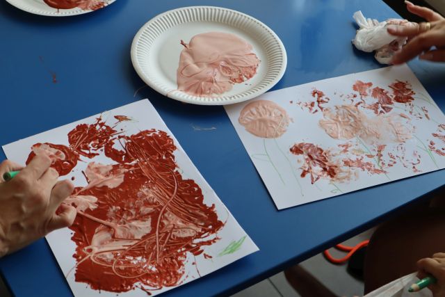 kleksy z farb na kartkach