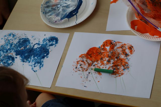 kleksy z farb na kartkach