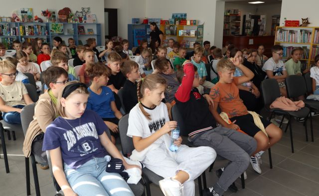 na zdjęciu dzieci uczestniczące w spotkaniu