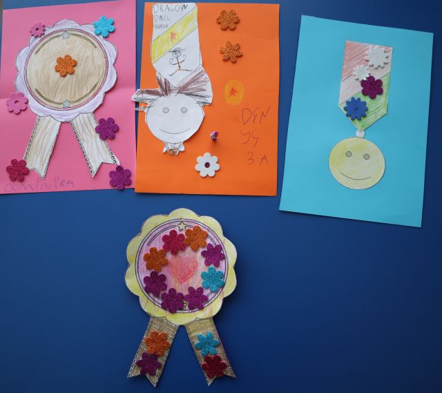 ordery usmiechu wykonane przez dzieci przy pomocy rodziców