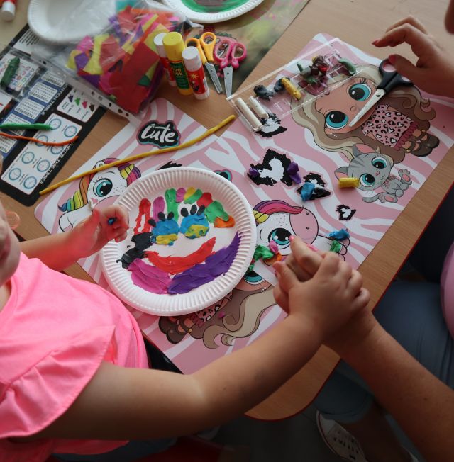 wyklejony na papierowym talerzyku uśmiech z plasteliny