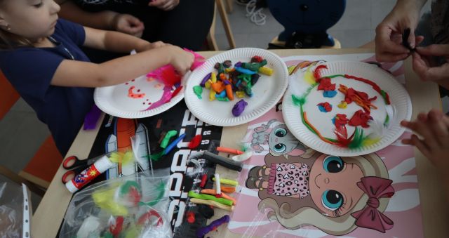 kolorowe uśmiechy z plateliny wyklejone na papierowych talerzykach