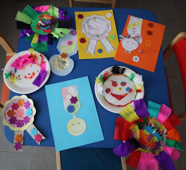 prezentacja orderów uśmiechu wykonanych przez dzieci i ich rodziców