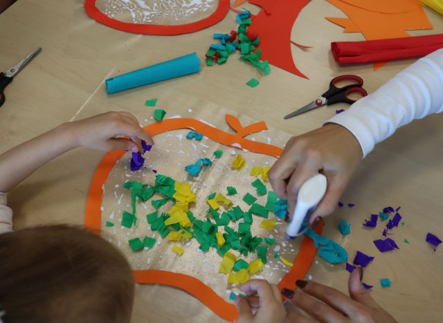 pomarańczowe jabłko wyklejane wydzierankami