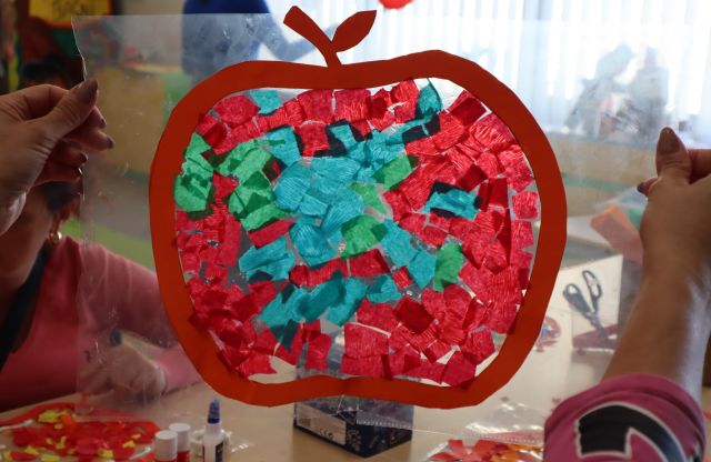 witraż przedstawiający jabłko wykonanne przez dziecko