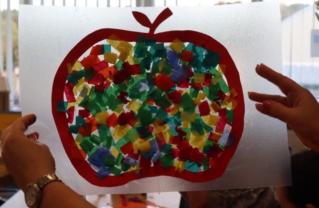 witraż przedstawiający jabłko wyklejone wydzierankami