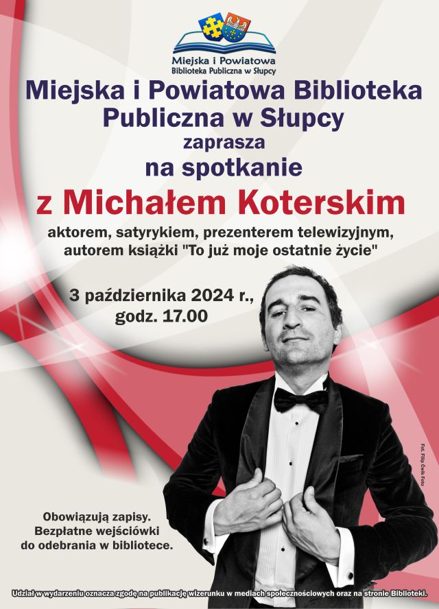 na siwym tle zaproszenie na spotkanie, zdjęcie mężczyzny , w tle czerwonba szarfa