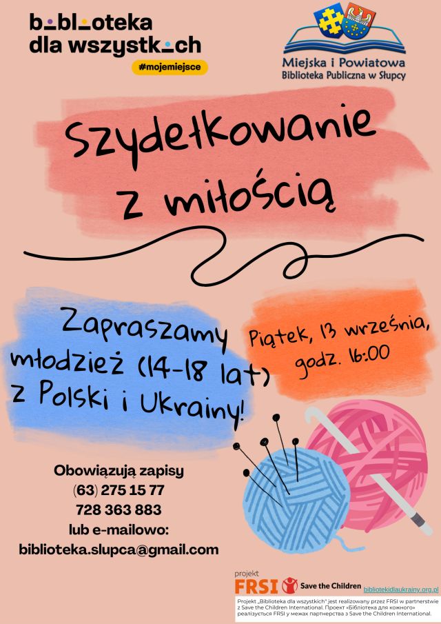 naróżowym tle zaproszenie na warsztaty, u dołu plakatu z prawej strony niebieski i różowy motek wełny, szpilki i szydełko