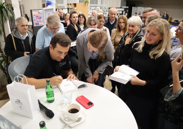 wokół aktora podpisującego książkę tłum uczestników spotkania
