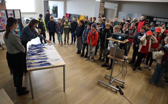 dwie kobiety tłumaczą uczestnikom gry mobilnej reguły