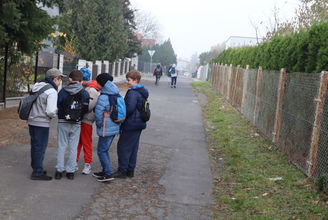 młodzież rozwiązuje zagadki używając telefonu komórkowego