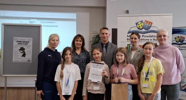 laureaci pozują do zdjęcia