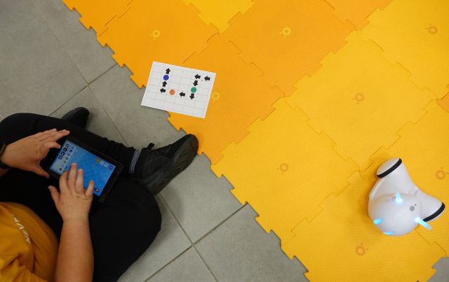 chłopiec steruje robotem Photon przy użyciu tabletu