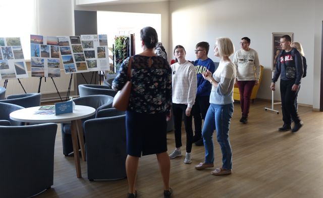 młodzież w asyście bibliotekarki w czytelni