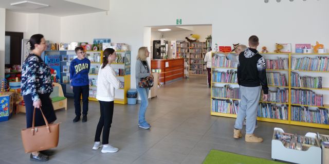 młodzież z nauczycielką i bibliotekarka w przestrzeni dla najmłodszych