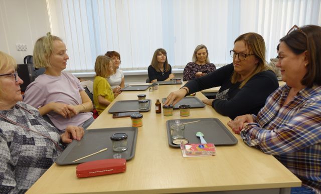 uczestniczkji warsztatów robią kosmetyki