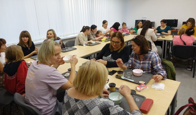uczestniczki warsztatów robią kosmetyki