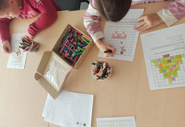 dzieci rozkodowują obrazki