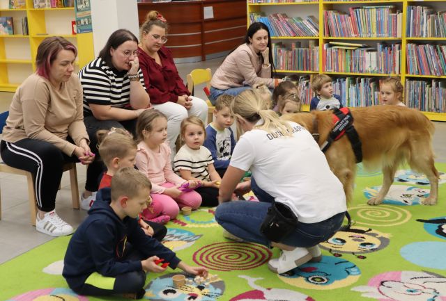 terapeutka z psem rozmawia z dziećmi