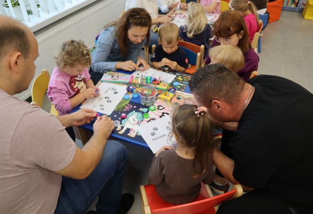 dzieci z rodzicami robią stempelki