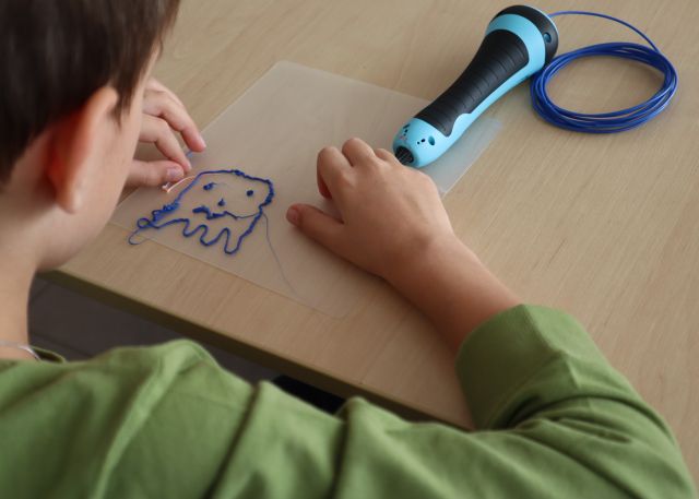 chłopiec długopisem 3d narysował duszka