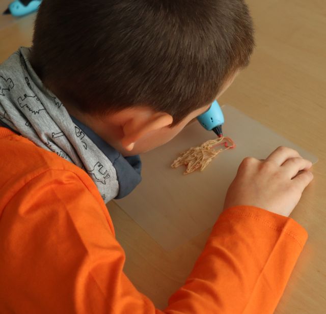 chłopiec długopisem 3d rysuje zwierzę