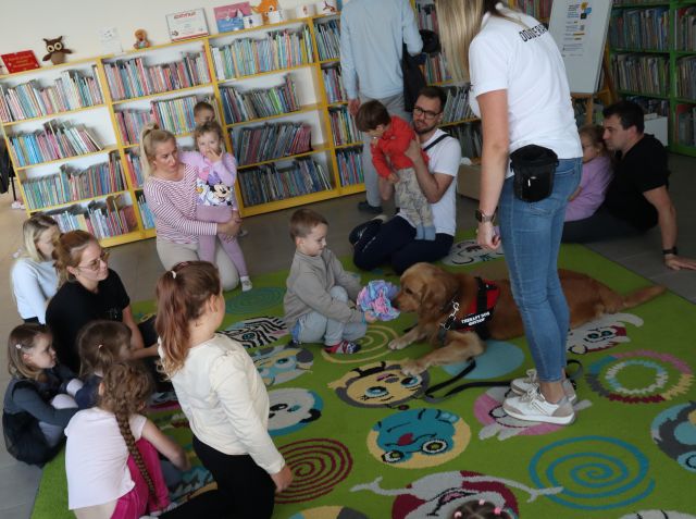 dzieci siedzą wokół psa