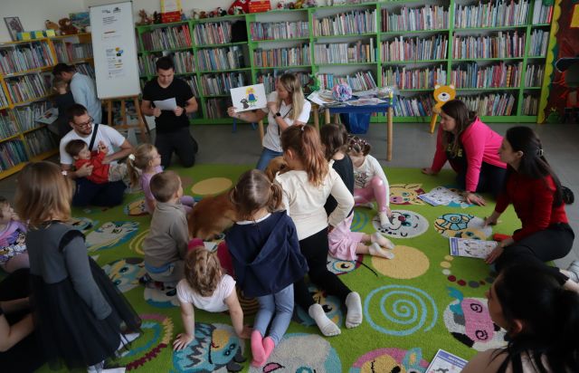 dzieci siedzą wokół psa