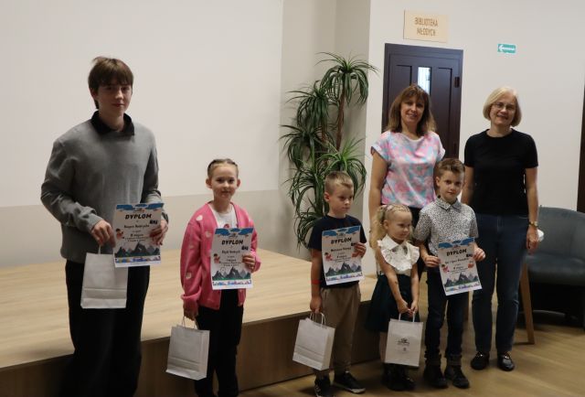 na zdjęciu dzieci nagrodzone w konkursie fotograficznym oraz dyrektorka i bibliotekarka