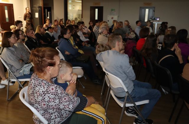 uczestnicy spotkania siedzący na krzesłach