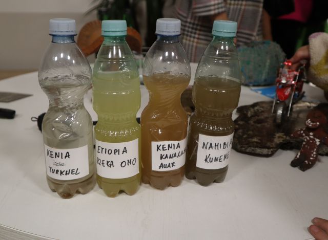 woda w różnych barwach w plastikowych butelkach