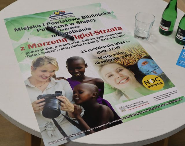 plakat reklamujący spotkanie, z kobietą podróżniczką i dziennikarką oraz czarnoskóre dzieci