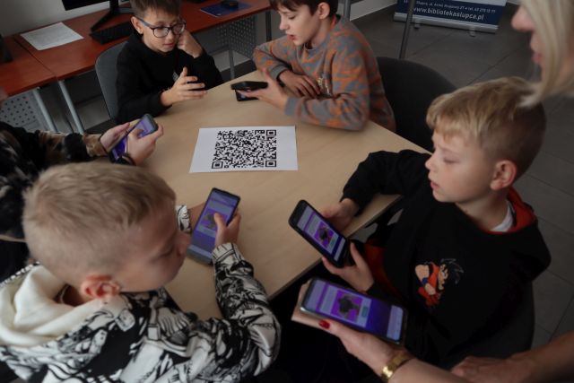 dzieci grają na smartfonach