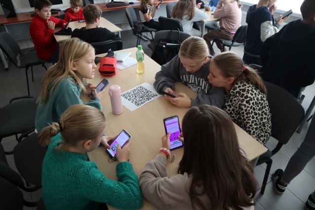 dzieci grają na smartfonach