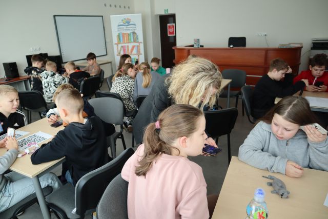 młodzież gra na smartfonach