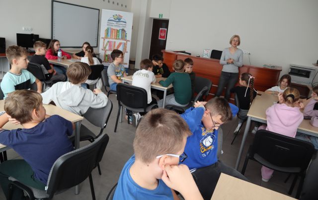młodzież gra na smartfonach