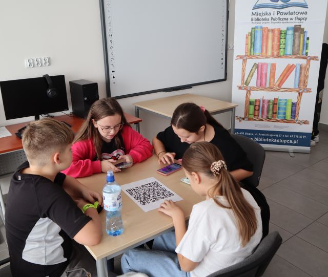młodzież gra na smartfonach