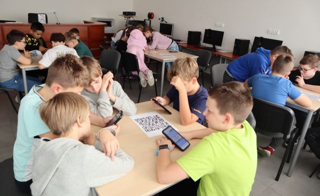 młodzież gra na smartfonach